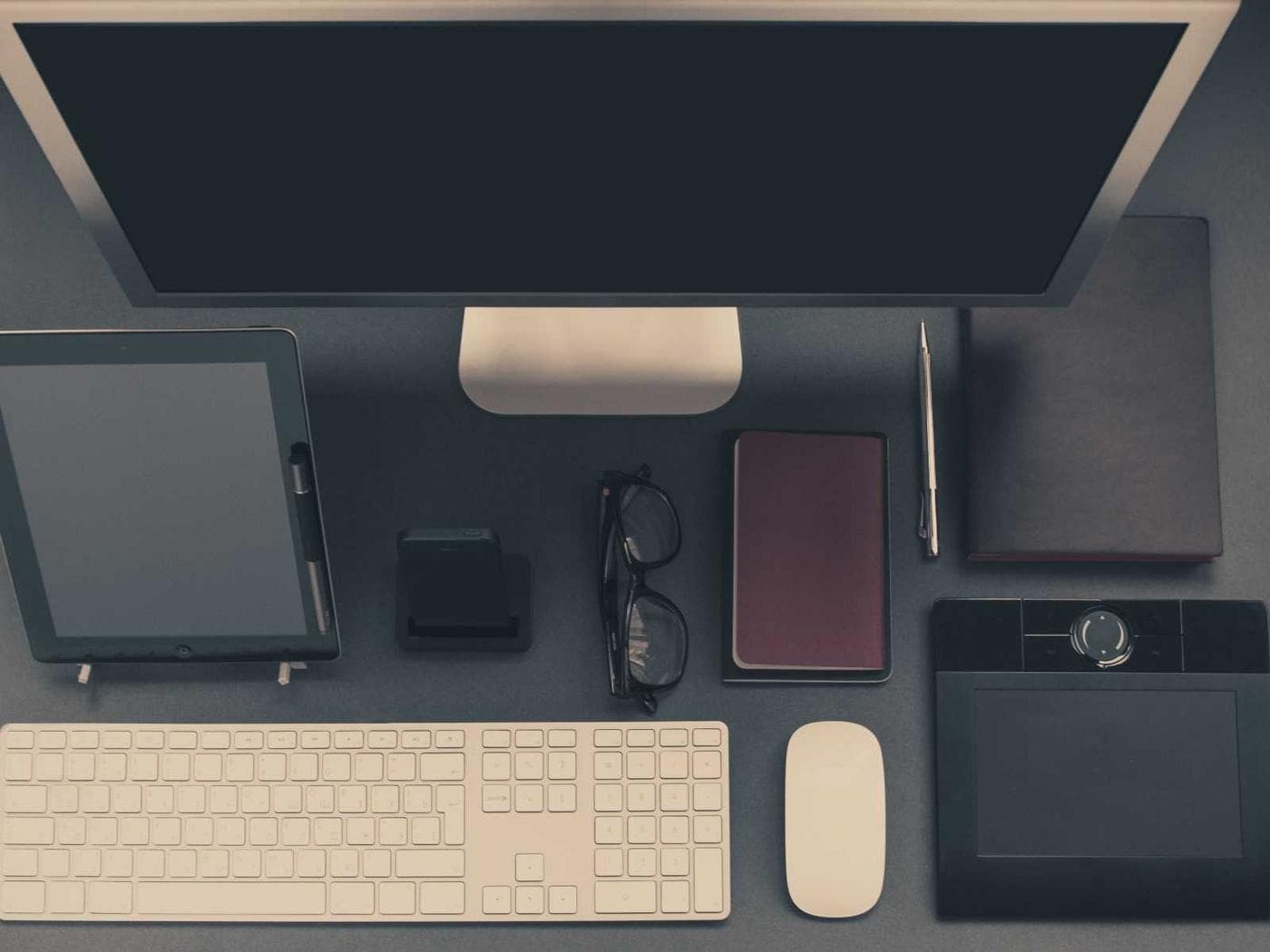 Puesto de trabajo del estudio Creamos Webs